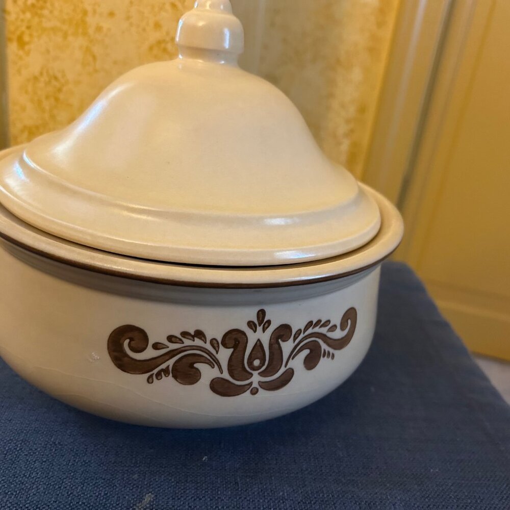 Pfaltzgraff Vintage Village  round Casserole  Brown cream 2QT  8 in dia - Picture 2 of 4